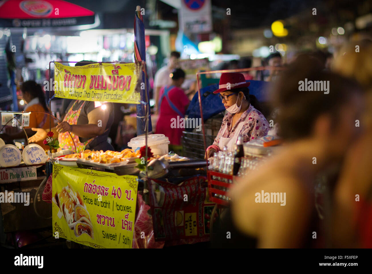 Venditore ambulante a Khao San Road a Bangkok, in Thailandia Foto Stock