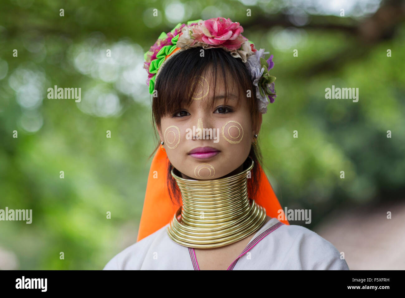 Una signora dal Kayan ("lungo collo') della tribù della collina nel nord della Thailandia Foto Stock