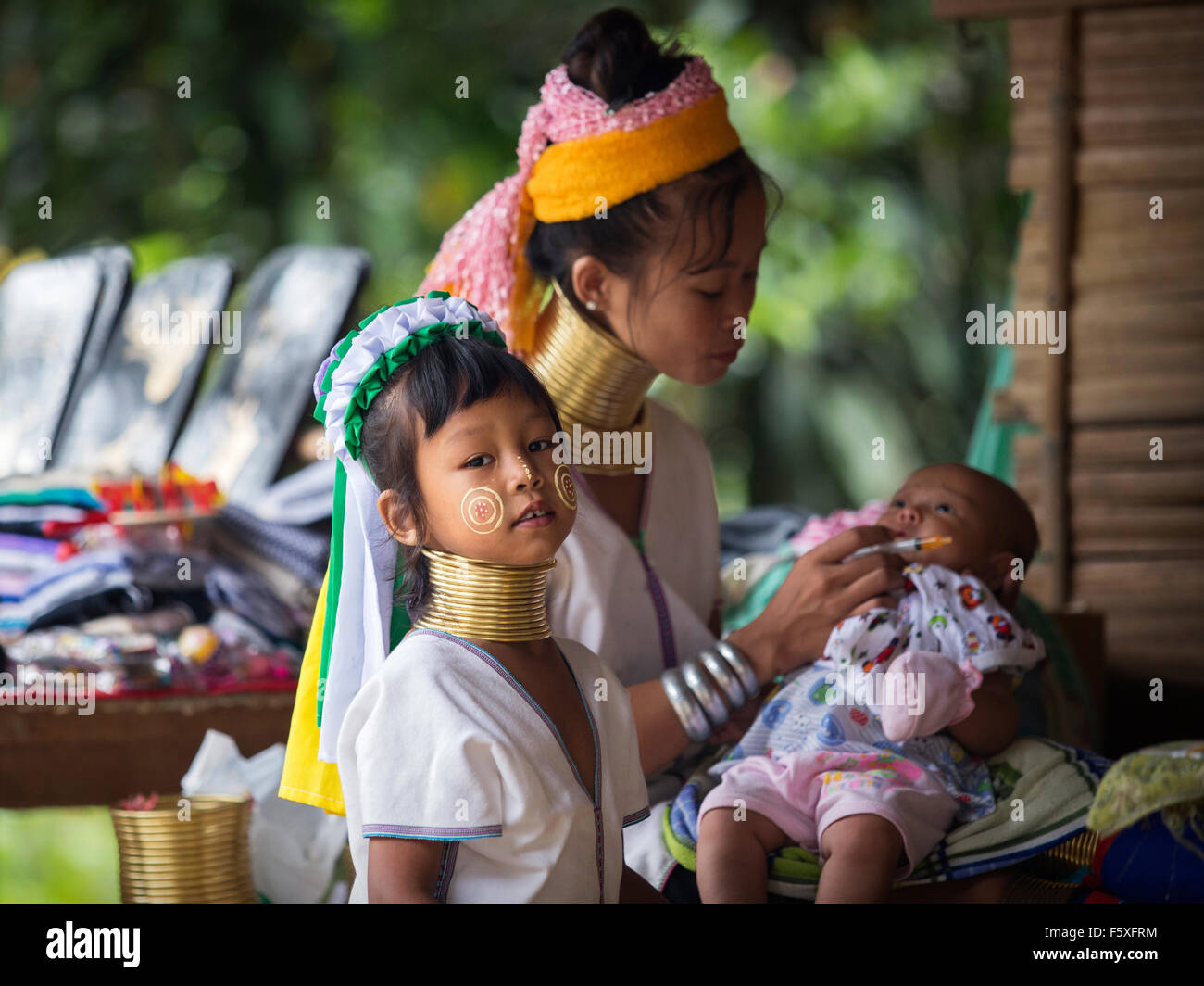 Una famiglia dal Kayan ("lungo collo') della tribù della collina nel nord della Thailandia Foto Stock