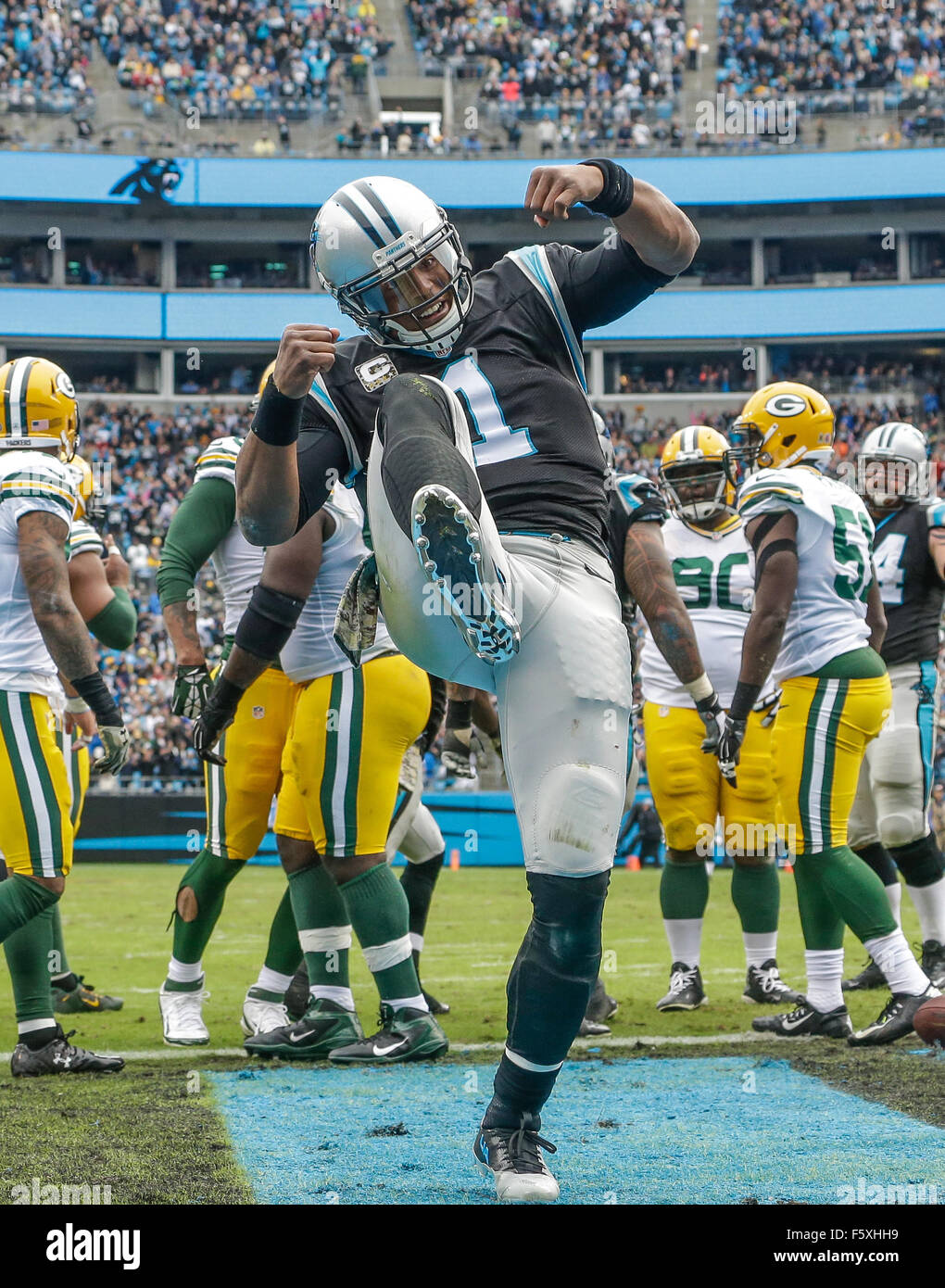 Charlotte, North Carolina, Stati Uniti d'America. 8 Novembre, 2015. NC, Carolina Panthers quarterback Cam Newton #1 celebra un touchdown in una partita contro i Green Bay Packers il 8 novembre 2015, presso la Bank of America in Charlotte, North Carolina. Le Pantere sconfitto gli imballatori 37-29.Margaret Bowles/CSM/Alamy Live News Foto Stock