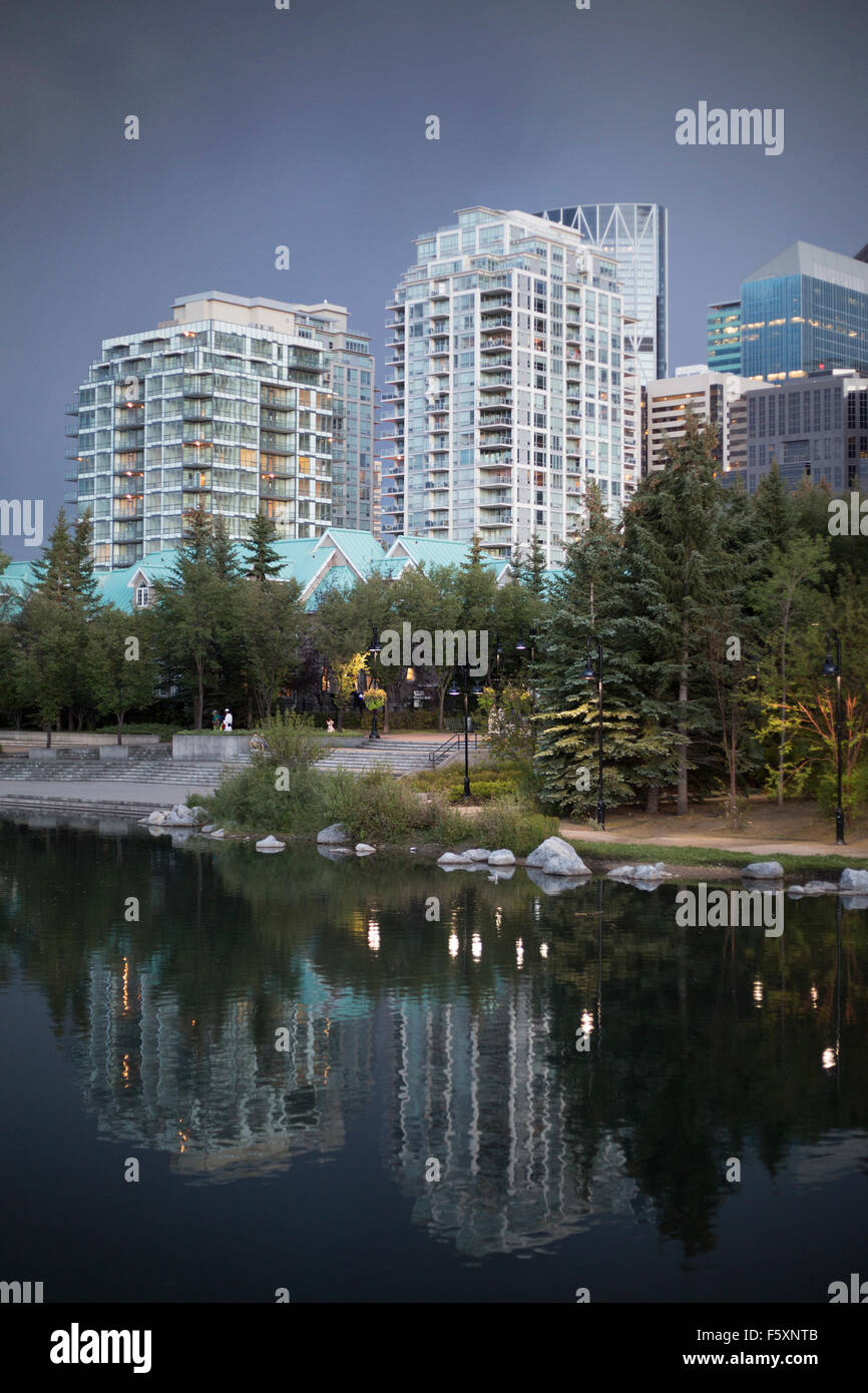 Riflessioni di edifici del centro in laguna, Eau Claire area mercato, Calgary, Canada Foto Stock