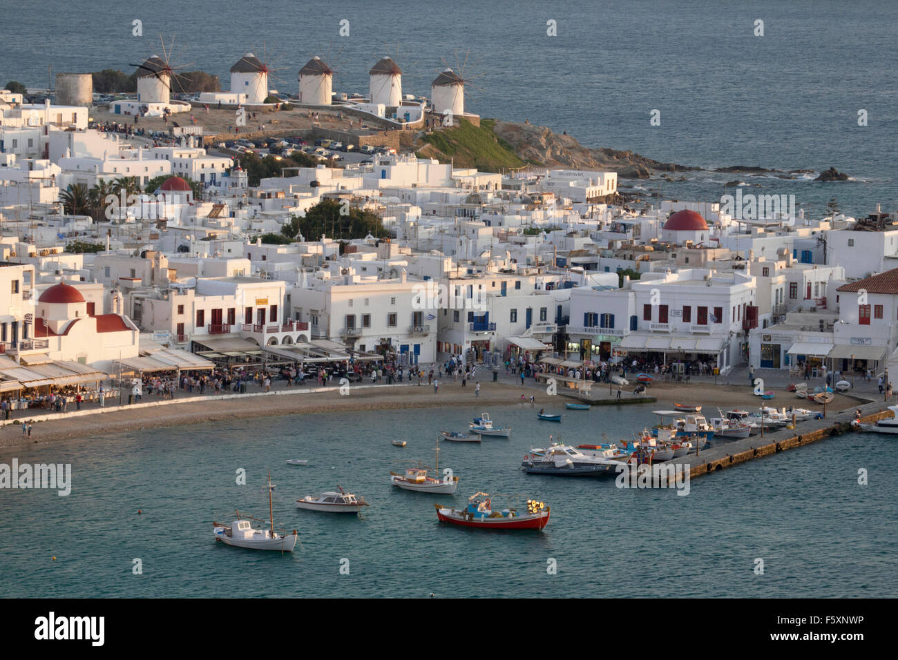 Porto di Mykonos, città e mulini a vento nel Mar Mediterraneo, isole greche Foto Stock