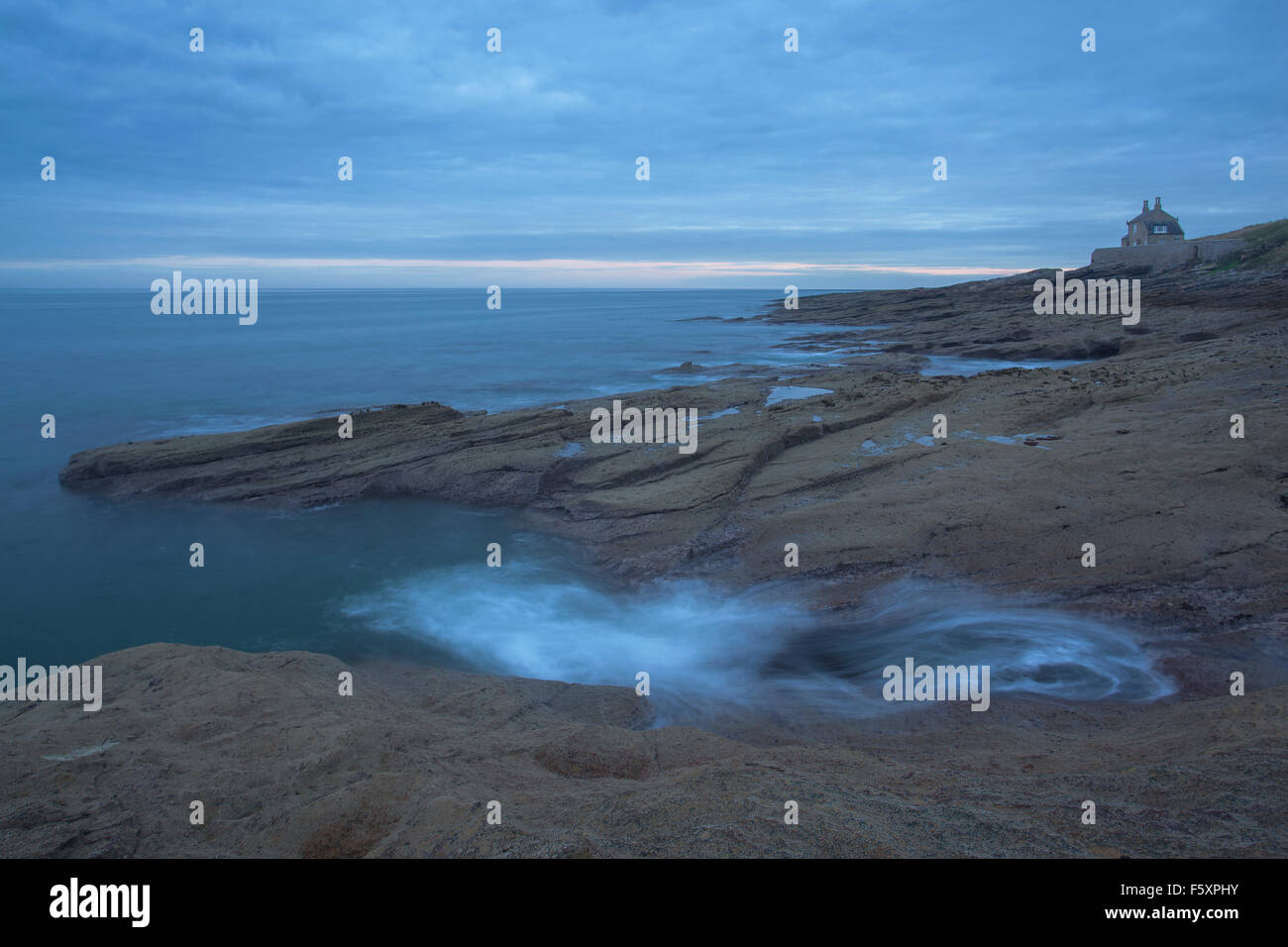 Vista verso la vecchia casa di balneazione a Howick vicino Craster, Northumberland, Regno Unito. Foto Stock