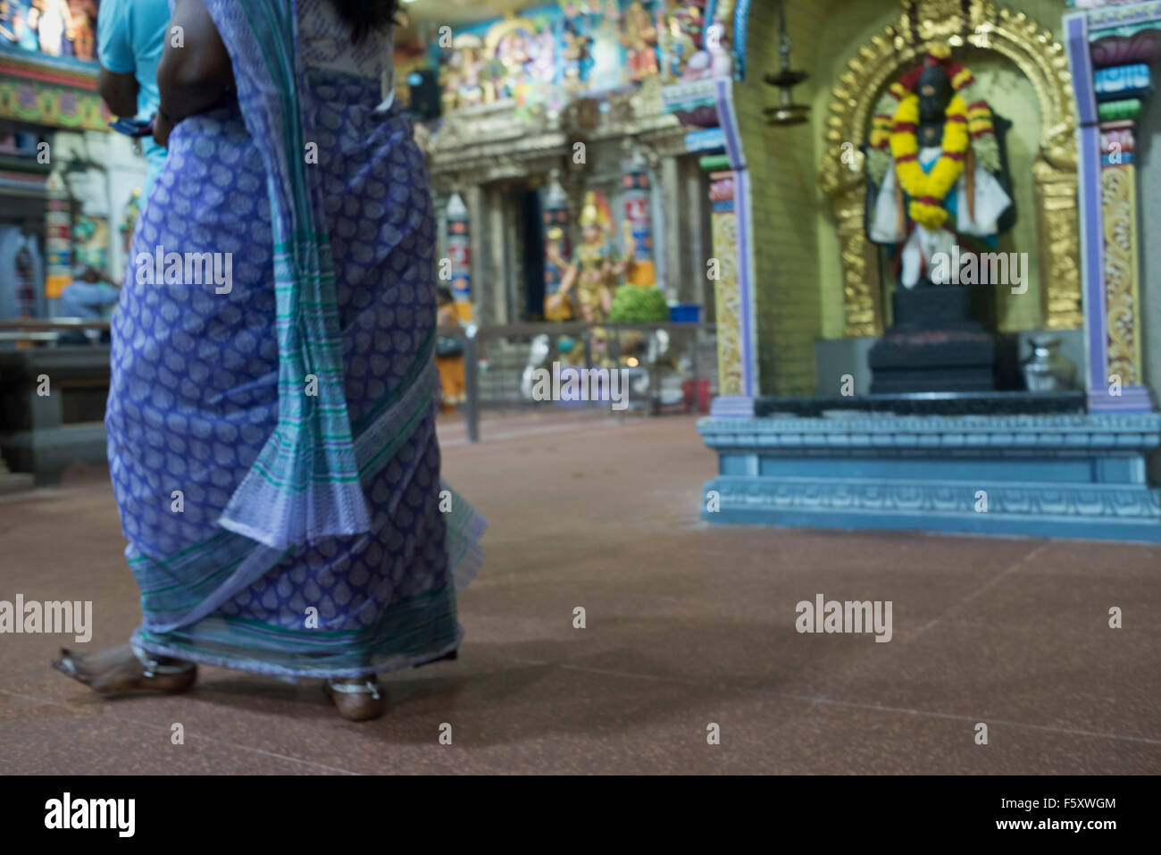 Diwali (Deepavali in Tamil) Celebrazioni in Little India di Singapore. Persone locali visitare e pregare in Sri Veeramakaliamman tempio indù Foto Stock