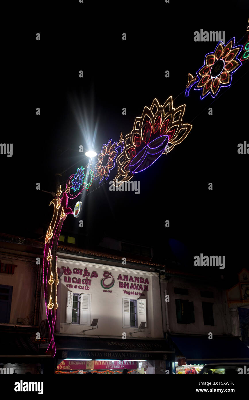 Diwali (Deepavali in Tamil) Celebrazioni in Little India di Singapore. Le Luminarie sulla Serangoon Road Foto Stock