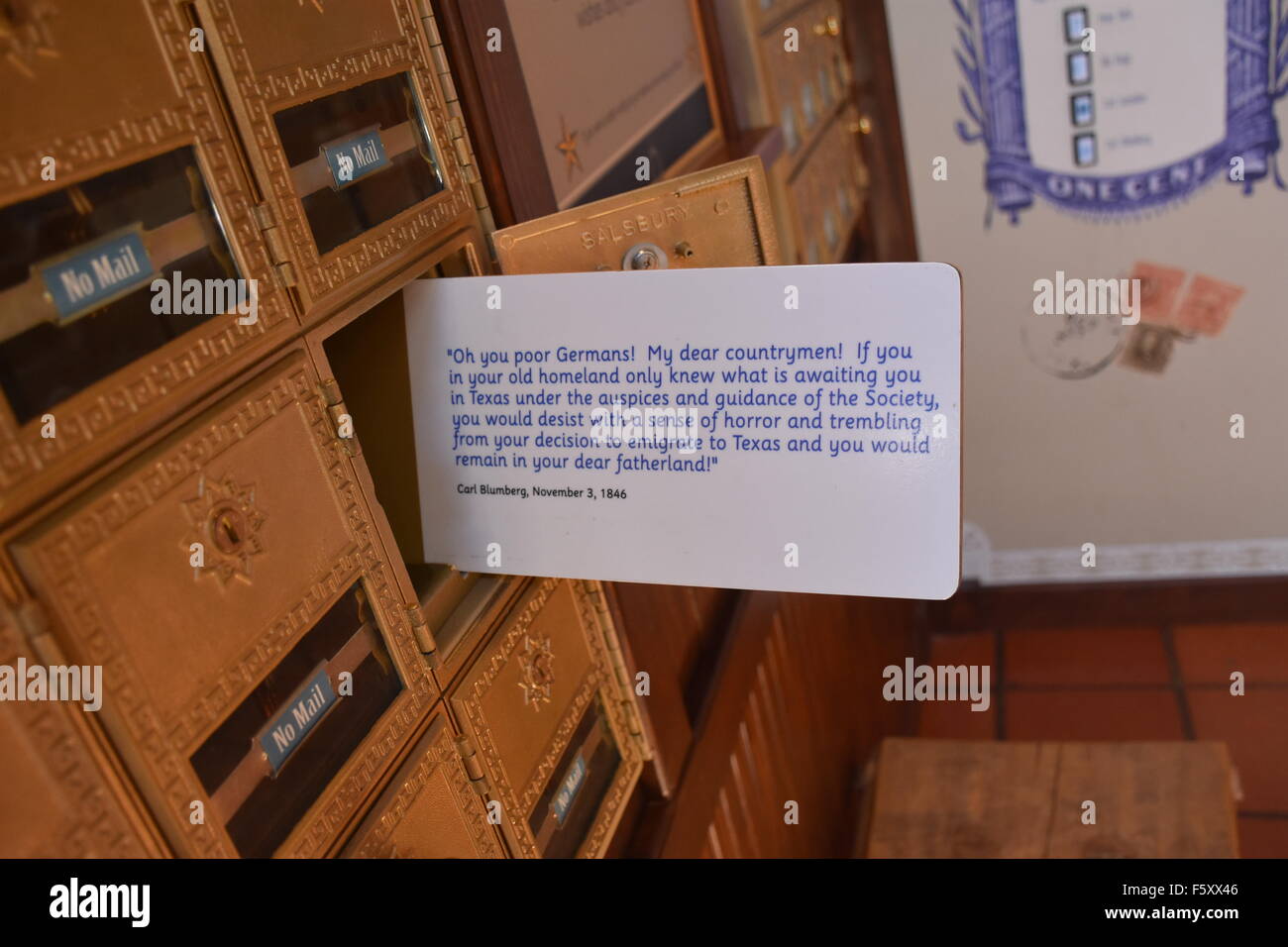 Stonewall, Texas, Stati Uniti d'America. 27 ott 2015. Una cassetta postale nella libreria di Johnson in Stonewall, Texas, Stati Uniti d'America, 27 ottobre 2015. Citazioni da lettere home scritto da immigrati tedeschi possono essere letti sul pull-out le carte. La città di Fredericksburg, Texas è orgogliosa della sua tradizione tedesca e mantiene il retaggio degli immigrati. È una delle ultime sedi in cui il Texas il tedesco è ancora parlato. Foto: CHRIS MELZER/dpa/Alamy Live News Foto Stock