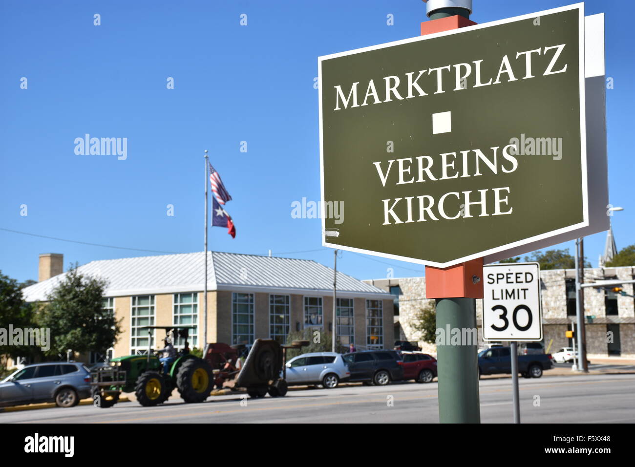 Un cartello con la scritta "arktplatz - Vereinskirche' (lit. piazza del mercato - gruppo chiesa) visto in Fredericksburg, Texas, Stati Uniti d'America. La città è orgogliosa della sua tradizione tedesca e mantiene il retaggio degli immigrati. È una delle ultime sedi in cui il Texas il tedesco è ancora parlato. Foto: CHRIS MELZER/dpa Foto Stock