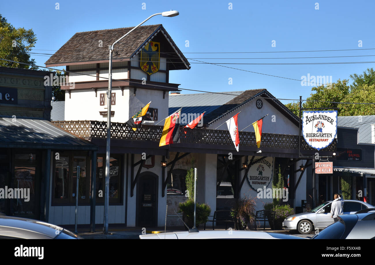 Fredericksburg, Texas, Stati Uniti d'America. 27 ott 2015. La strada principale di Fredericksburg, Texas, Stati Uniti d'America, 27 ottobre 2015. La città è orgogliosa della sua tradizione tedesca e mantiene il retaggio degli immigrati. È una delle ultime sedi in cui il Texas il tedesco è ancora parlato. Foto: CHRIS MELZER/dpa/Alamy Live News Foto Stock