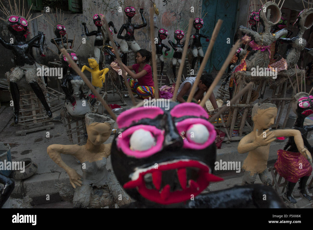 Kolkata, lo stato indiano del Bengala Occidentale. 9 Nov, 2015. Artisti indiani preparare il Hindu personaggi mitologici in occasione della festa di Diwali in Kolkata, capitale dell'est lo stato indiano del Bengala Occidentale, nov. 9, 2015. Diwali, la festa indù delle luci, simboleggia il rientro in patria di dio indù, Signore Rama, dopo la sua vittoria sul demone Ravana Re. Credito: Tumpa Mondal/Xinhua/Alamy Live News Foto Stock