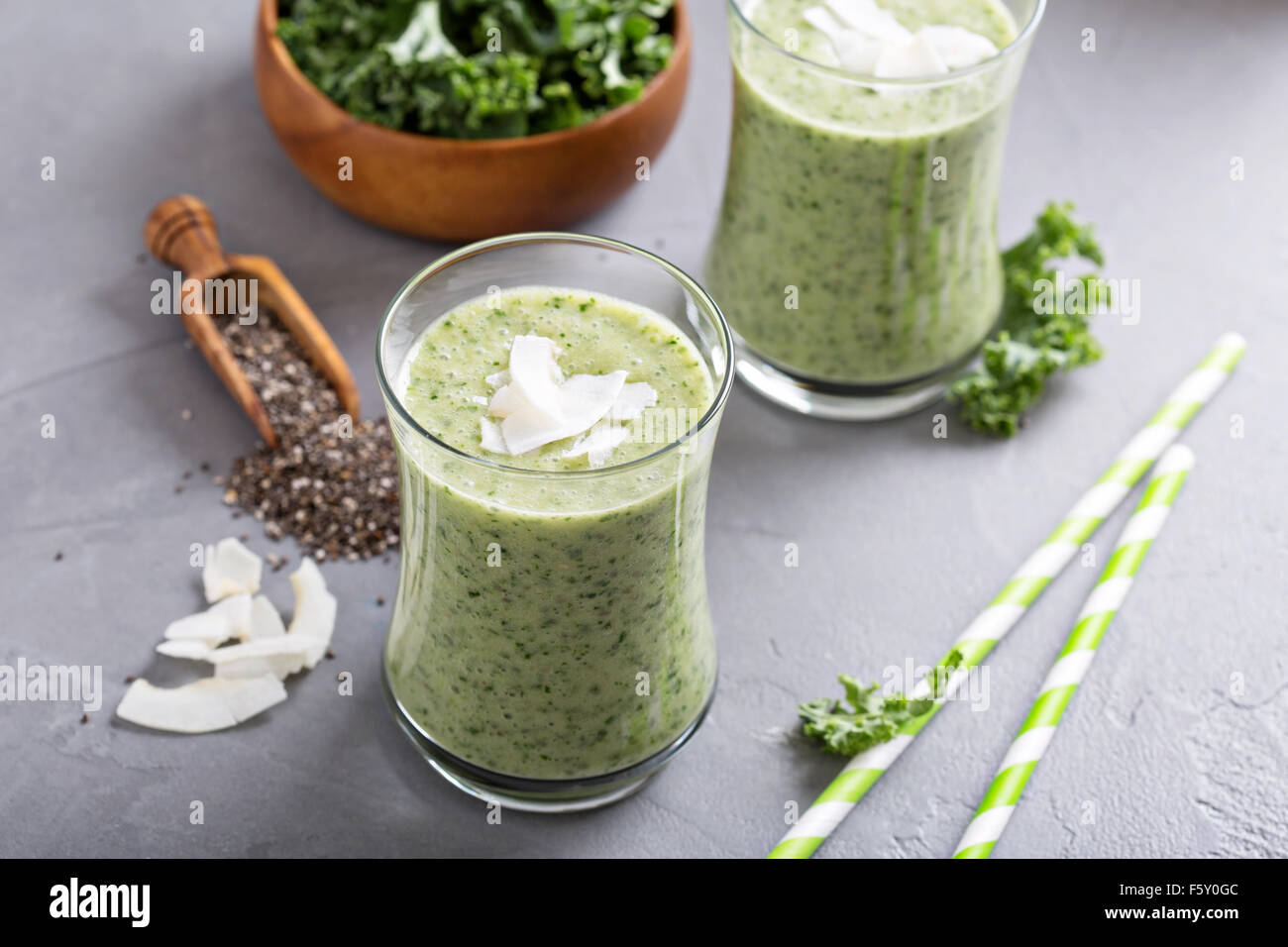 Frullato di verde con banana, chia semi e cavoli freschi Foto Stock