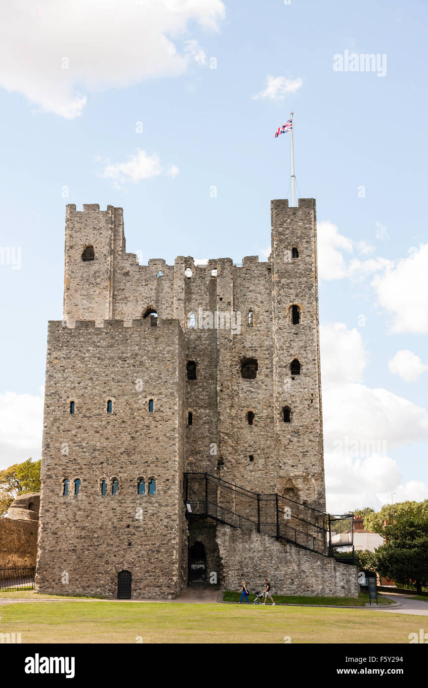 Rochester Castle in Inghilterra. Uno dei meglio conservati e più raffinati esempi di architettura normanna in Inghilterra. Il castello di mantenere con ingresso. Foto Stock
