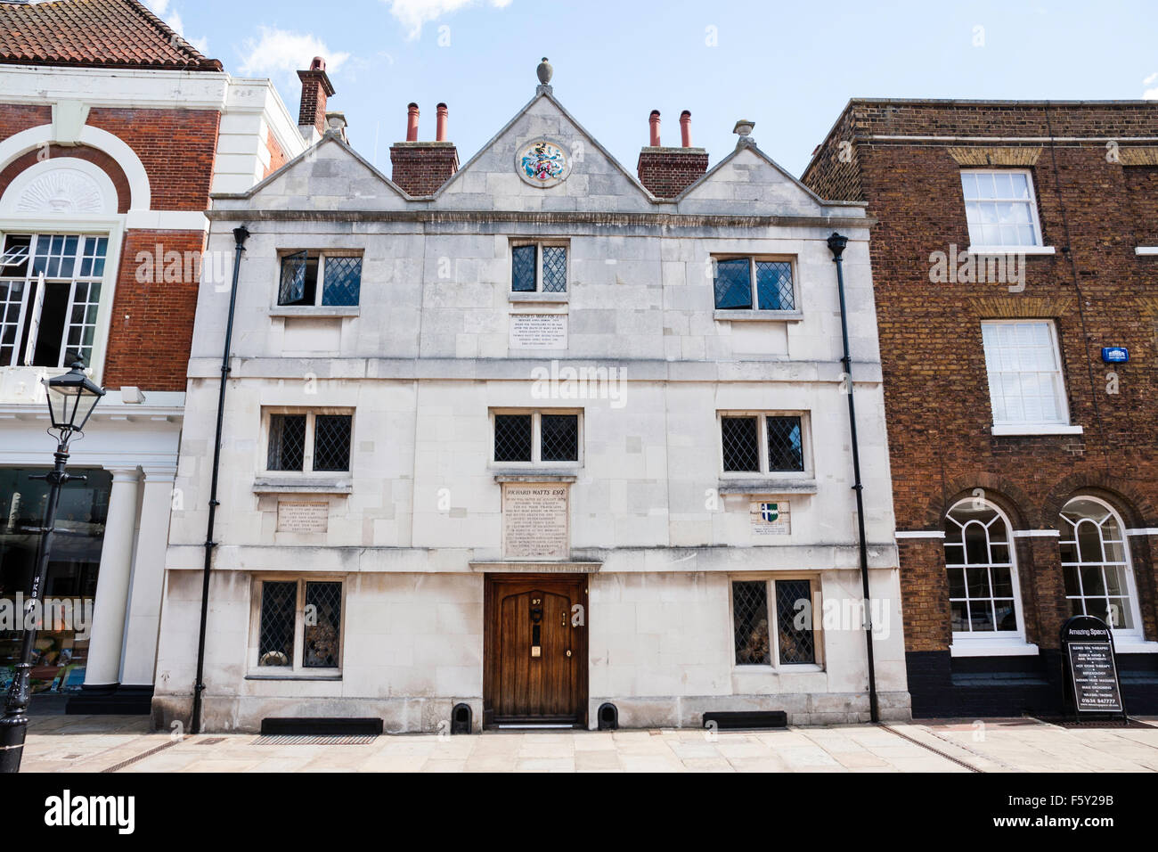 Inghilterra, Rochester. 1579 Casa da Richard Watts, "sei povero viaggiatore's House', AK "Rochester Almshouse'. Bianco a tre piani di pietra con facciata doppia. Foto Stock