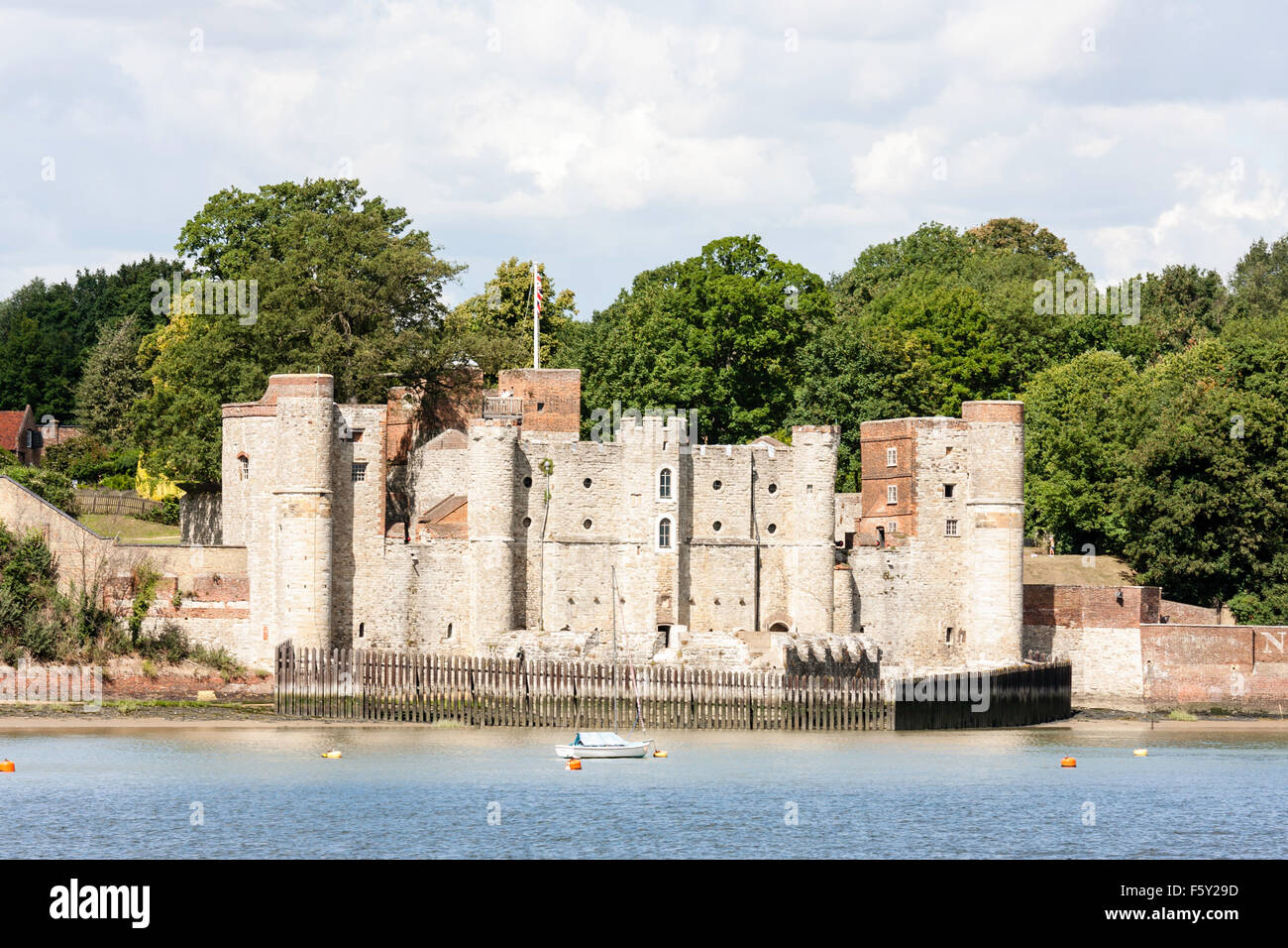 Inghilterra, Rochester, Upnore castello. Artiglieria Elizabethan fort sulle rive del fiume Medway, visto dalla sponda opposta. Foto Stock