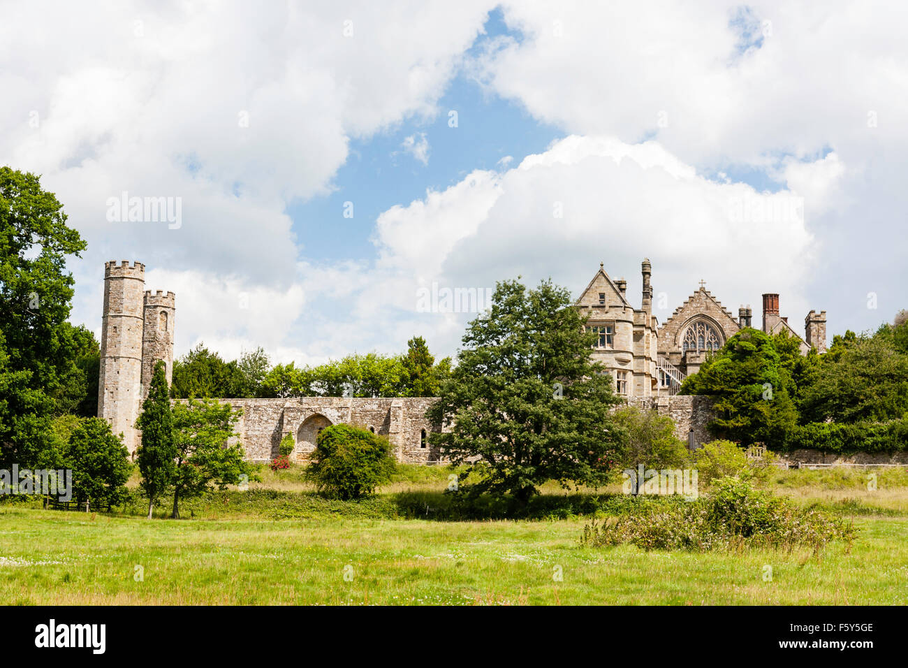 Inghilterra, Abbazia di Battle. Xix secolo terrazza a piedi e la biblioteca della scuola privata presso il sito di 1066 Hastings battlefield. Blu cielo con nuvola bianca. Foto Stock