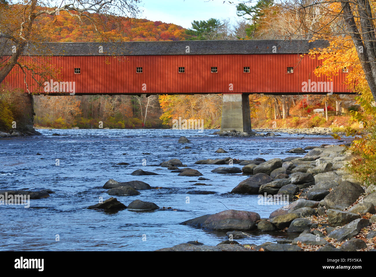 West Cornwall ponte coperto oltre le rapide del fiume Housatonic, con colorati caduta delle foglie in ottobre, Connecticut. Foto Stock