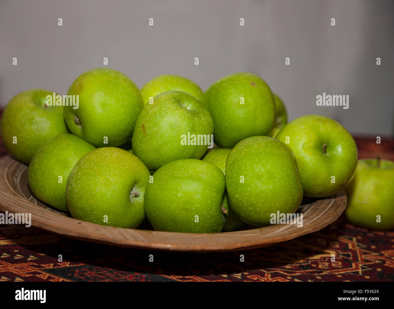 Una ciotola di verde di mangiare le mele Foto Stock