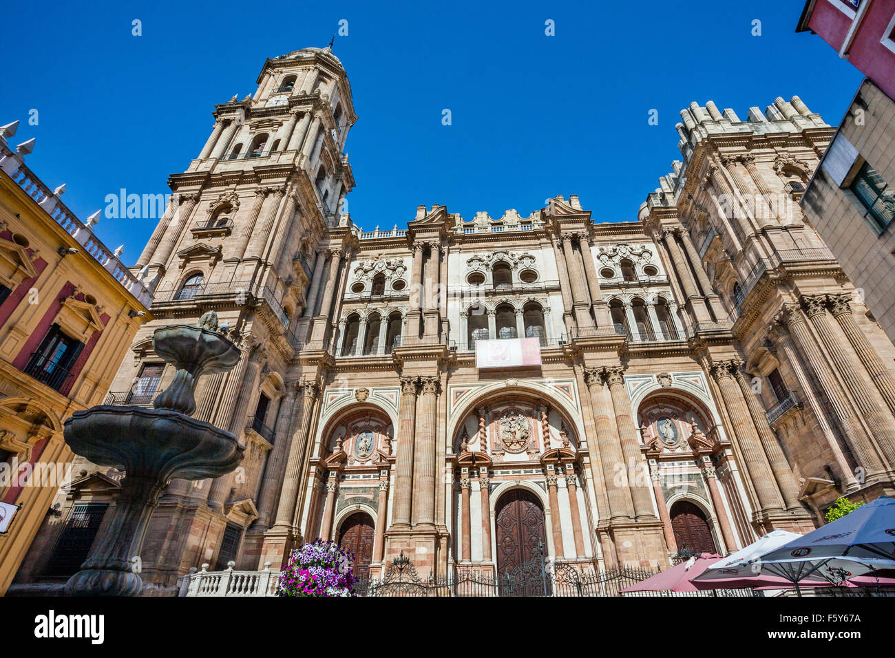 Portale principale della Cattedrale di Malaga con la 84 metro North Tower e l'incompiuta torre sud Foto Stock