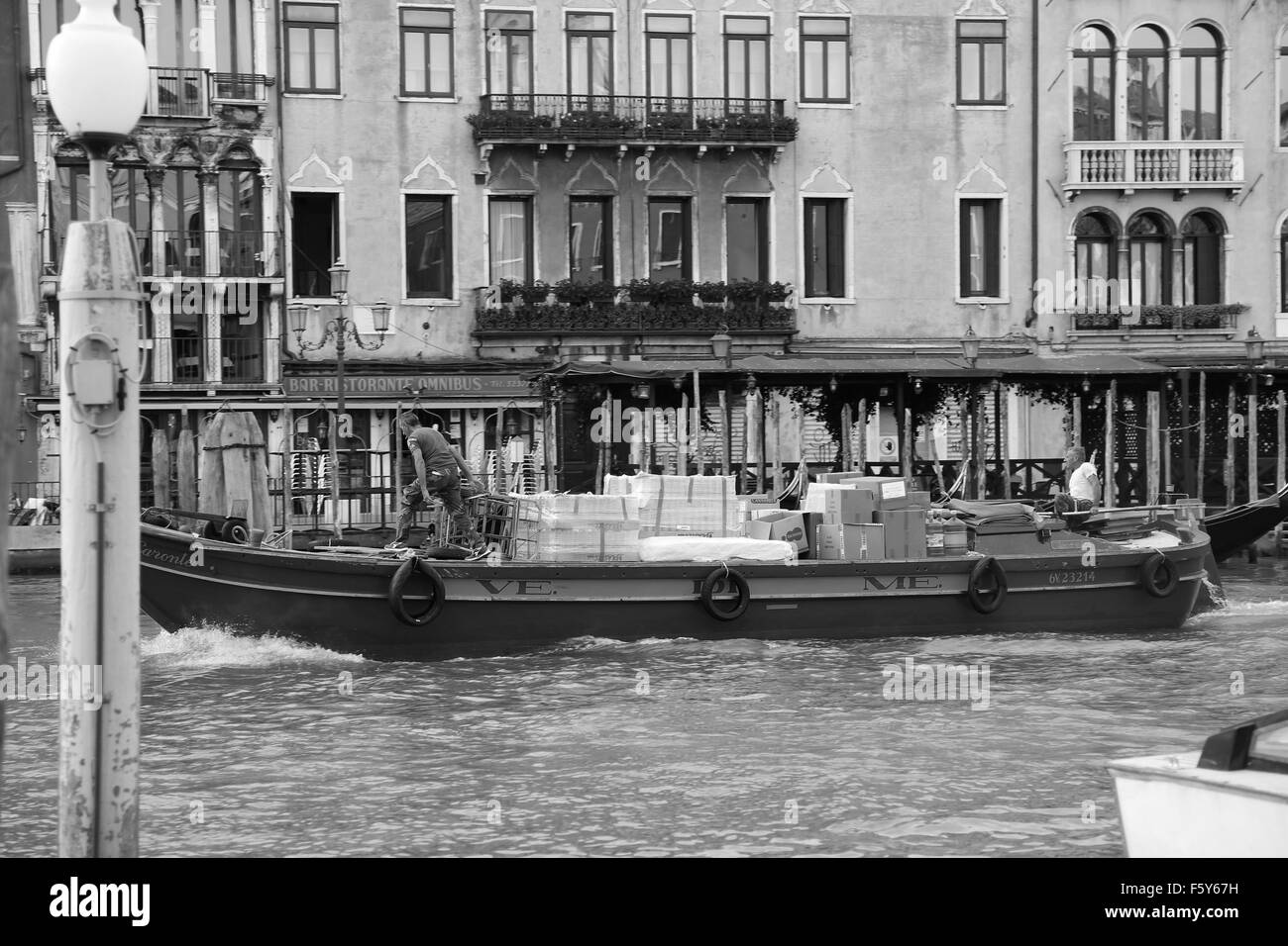 Barche da lavoro in Venezia, quotidiano lavoro folk e andare circa le loro faccende quotidiane in barche. Settembre 2015 Foto Stock