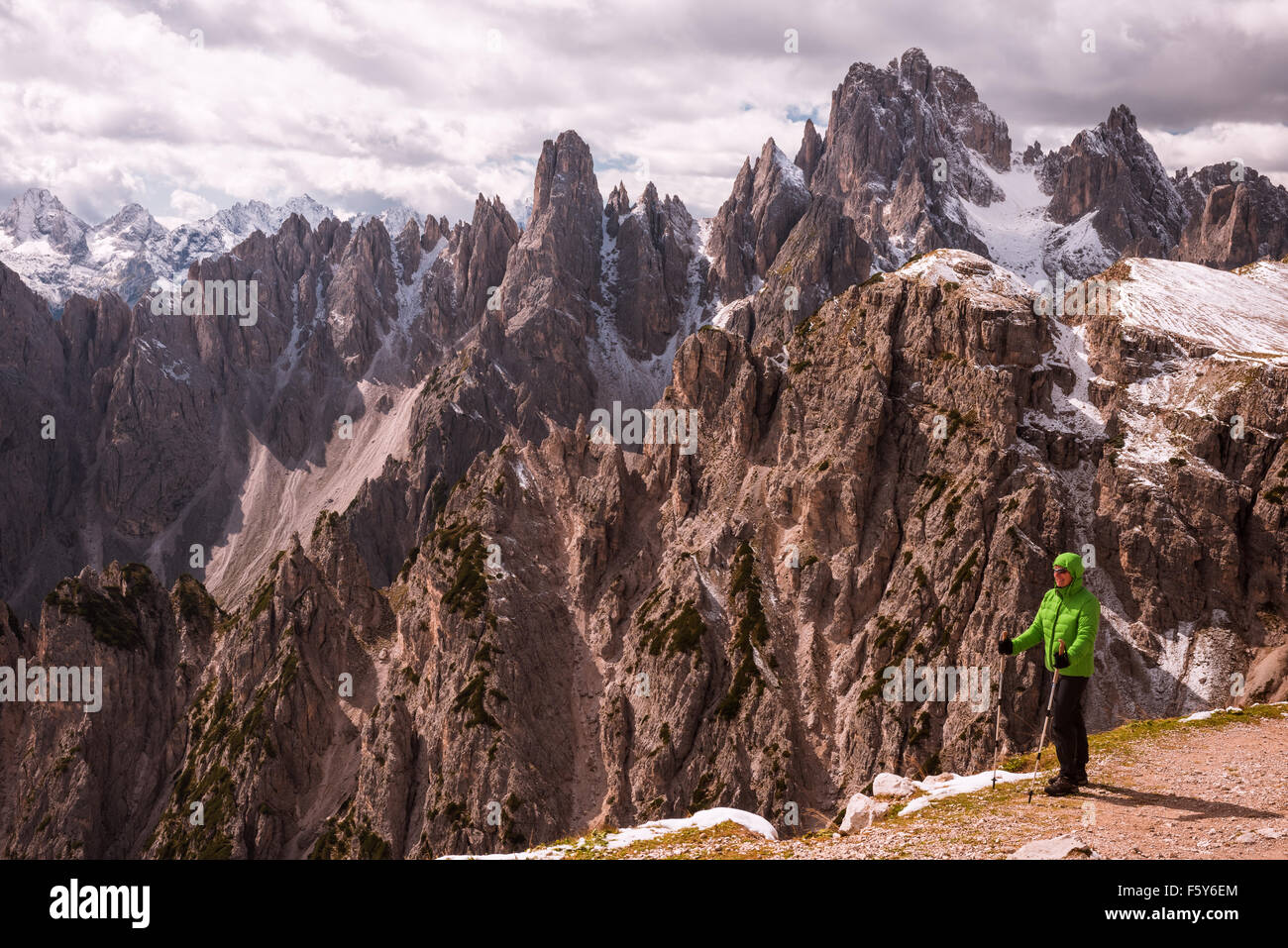 Escursionista femmina in montagna Foto Stock