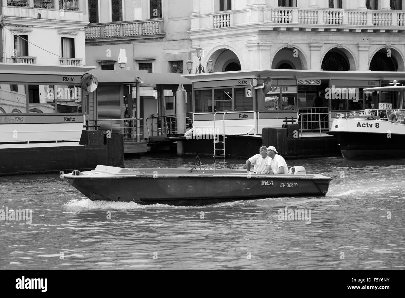 Barche da lavoro in Venezia, quotidiano lavoro folk e andare circa le loro faccende quotidiane in barche. Settembre 2015 Foto Stock