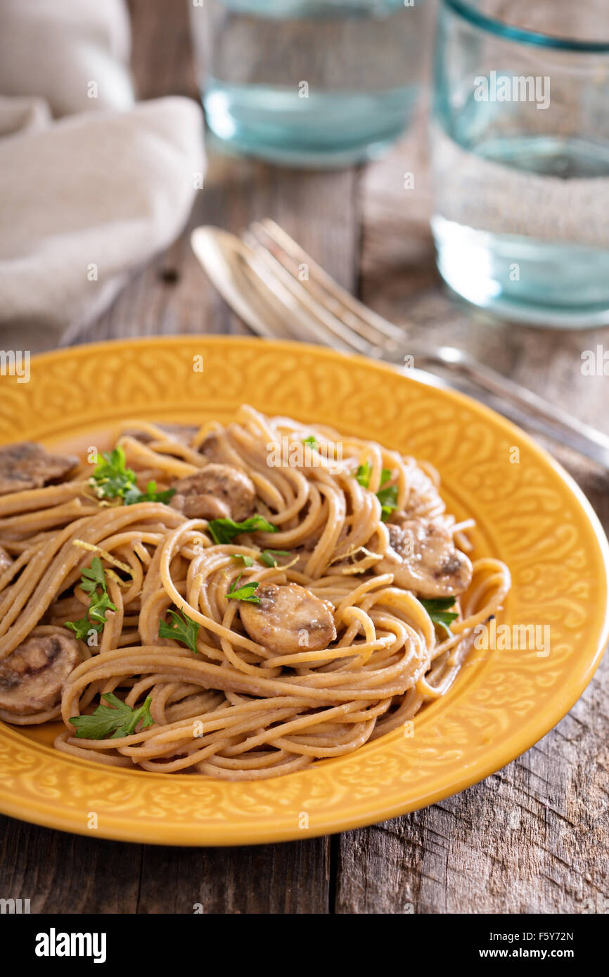 Fungo grano intero spaghetti con salsa alla panna Foto Stock