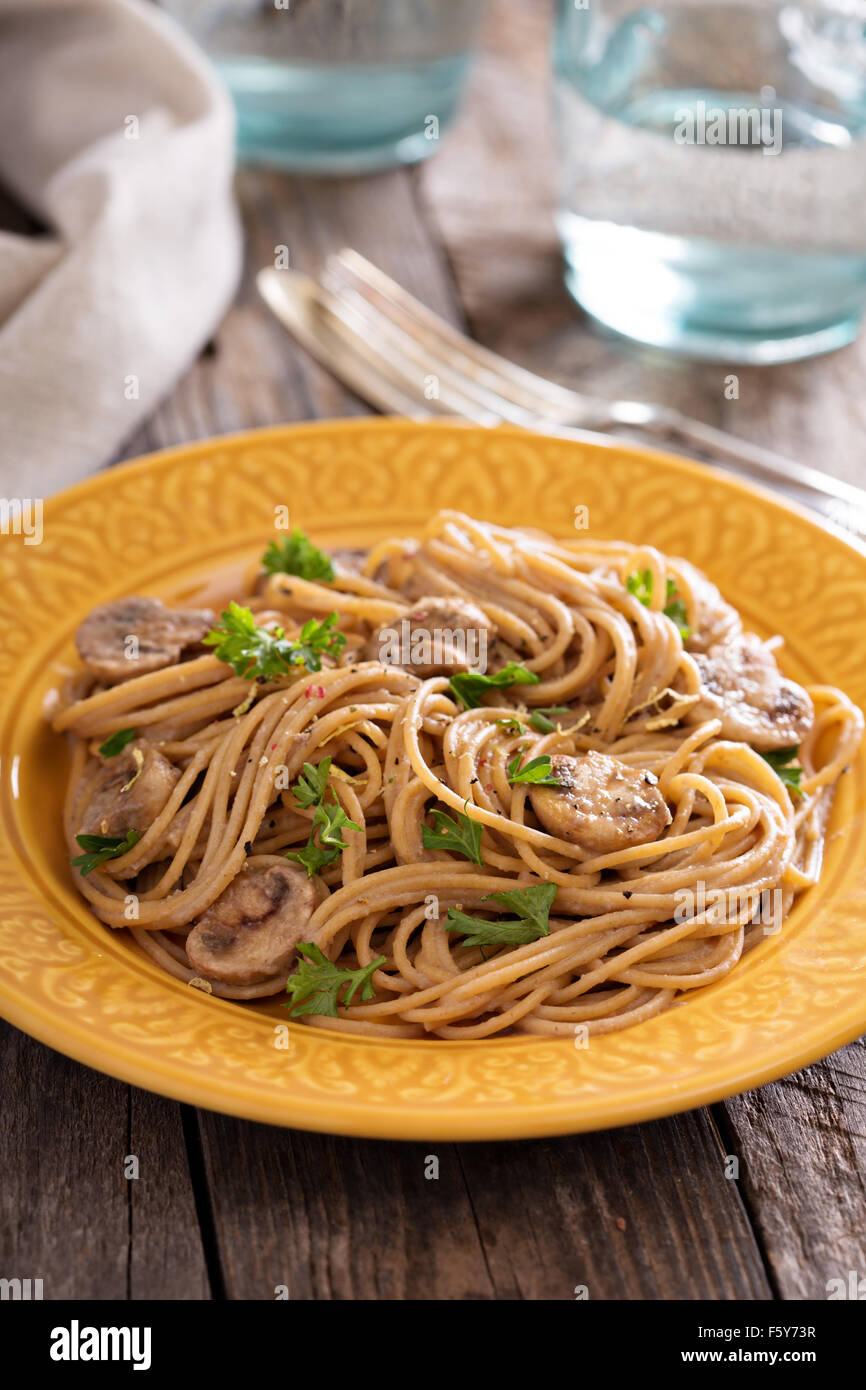 Fungo grano intero spaghetti con salsa alla panna Foto Stock