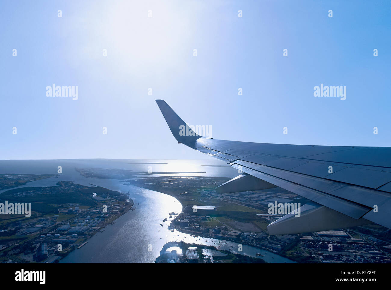 Ala di aeroplano - Boeing 737-800 FLING FESTIVAL fuori di Brisbane. Viste per la bocca del fiume Brisbane e gli impianti portuali. Foto Stock