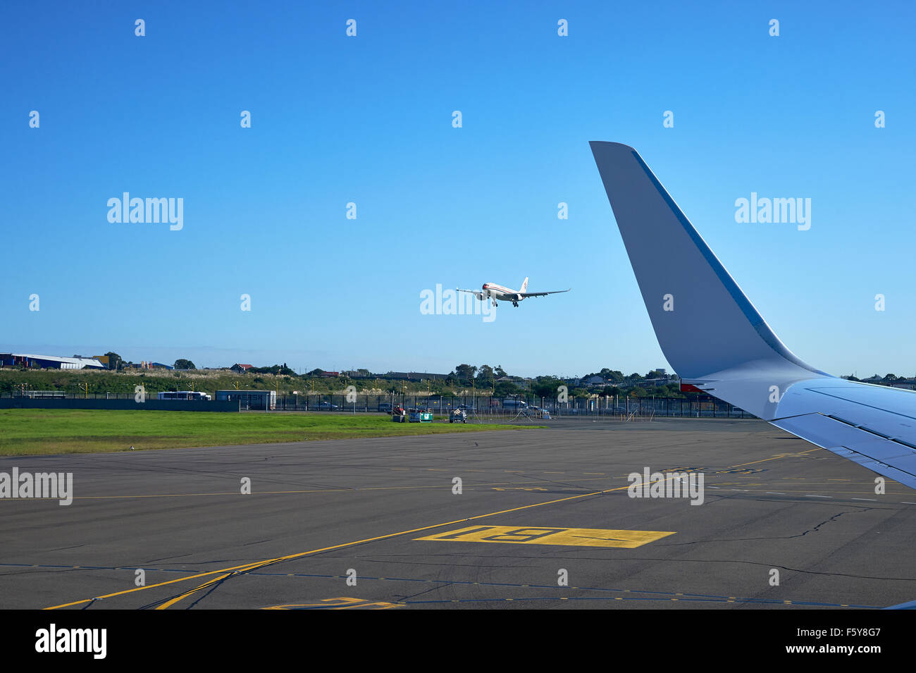 L'aereo vicino al touch down, prendere da un Boeing 737-800 tassazione sulla pista Foto Stock