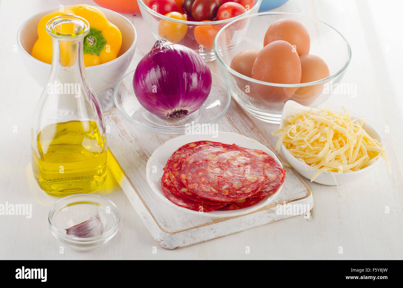 Ingredienti per le uova al forno con le verdure e il chorizo. Prima colazione spagnola Foto Stock
