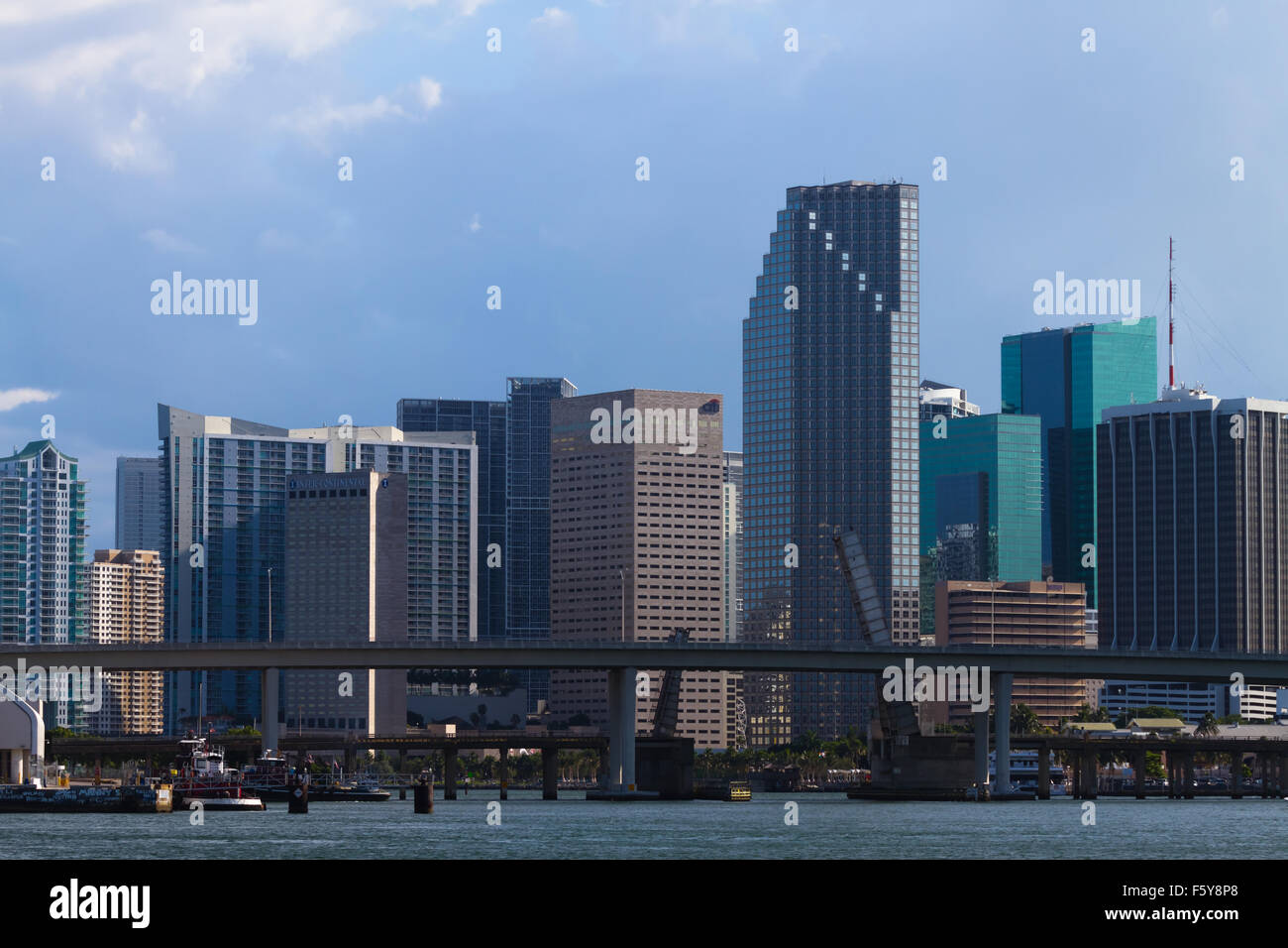 Porto Blvd e adiacente al ponte levatoio span tutta l'immagine nella parte anteriore del Miami skyline. Foto Stock