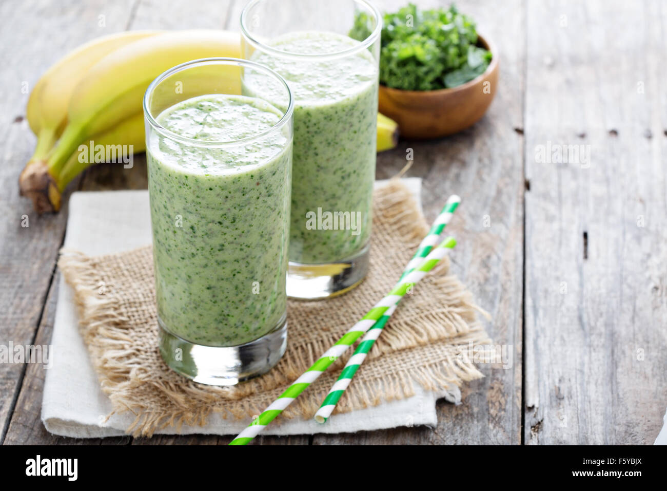 Frullato di verde con banana e cavoli freschi Foto Stock
