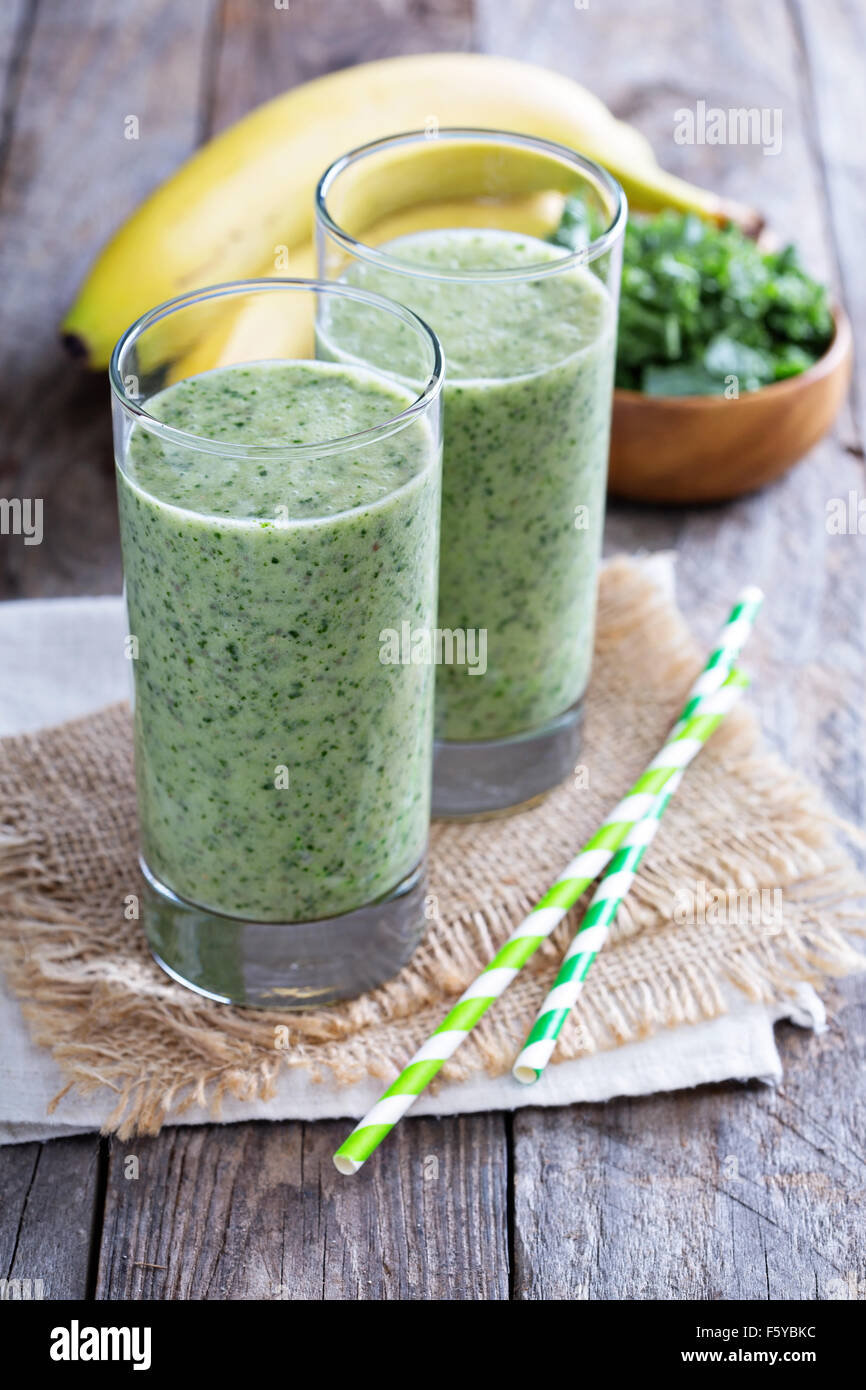 Frullato di verde con banana e cavoli freschi Foto Stock