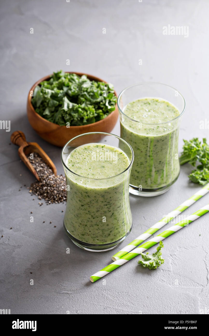 Frullato di verde con banana, chia semi e cavoli freschi Foto Stock