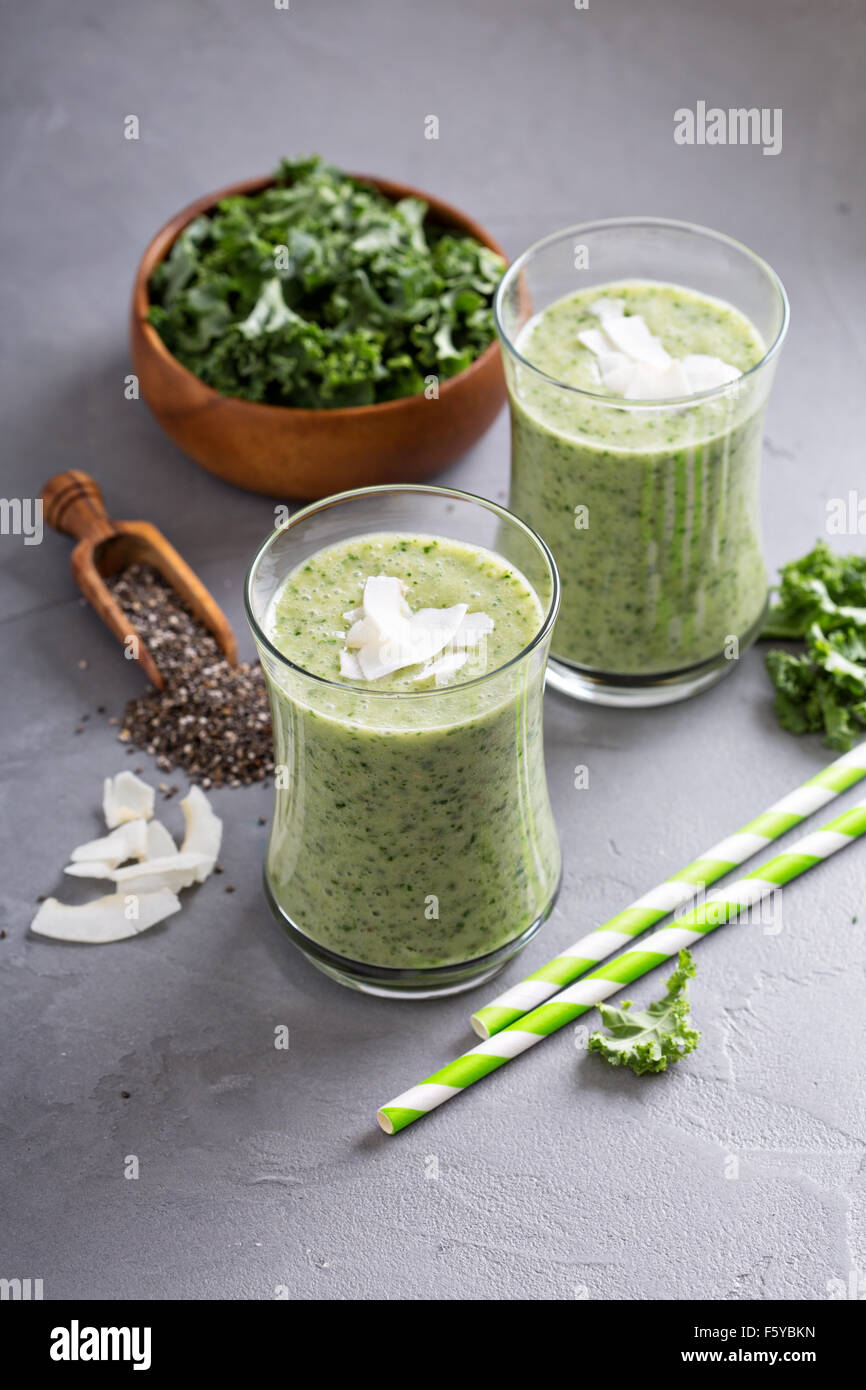 Frullato di verde con banana, chia semi e cavoli freschi Foto Stock
