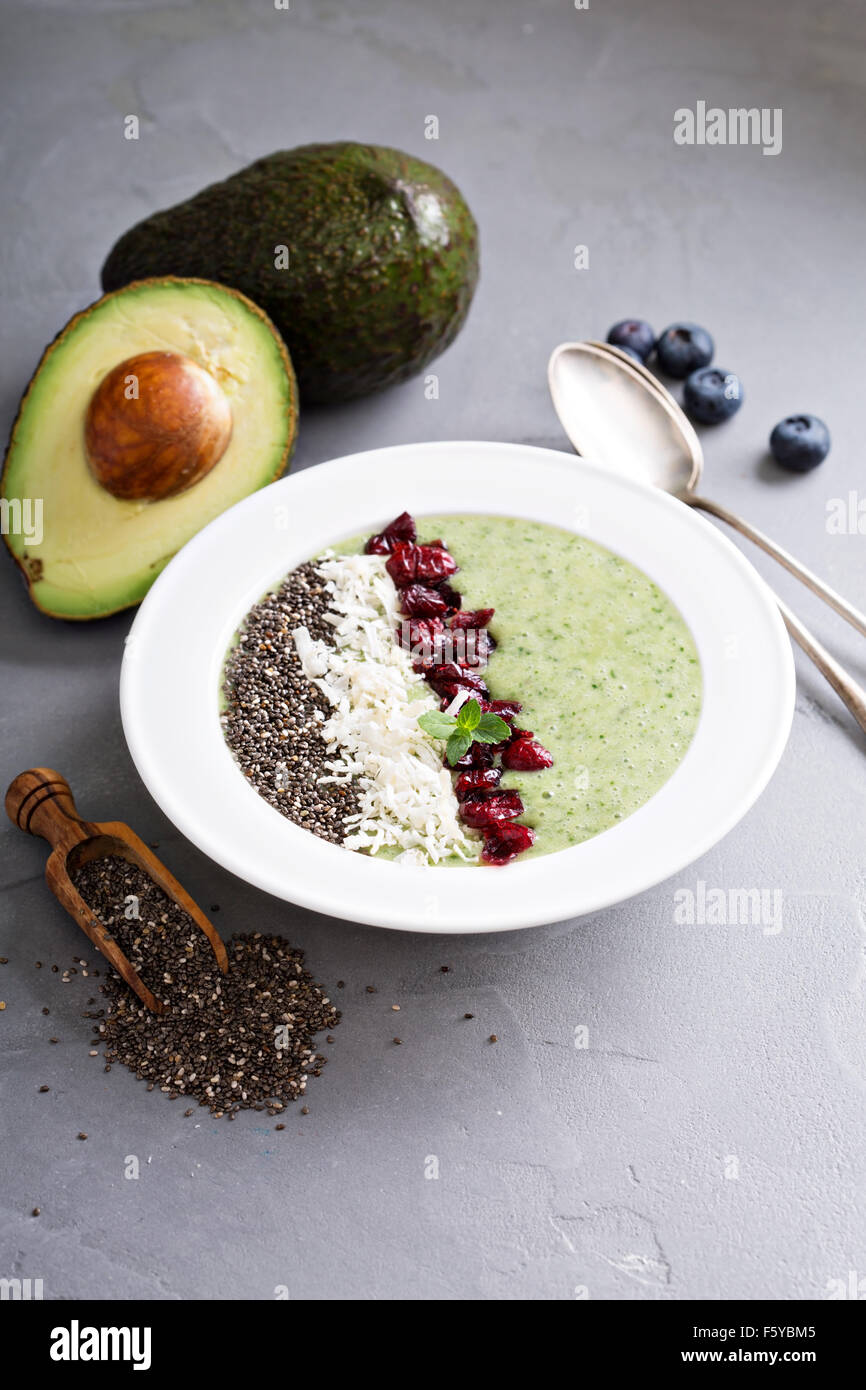 Frullato verde ciotola con banana, chia semi e cavoli freschi Foto Stock