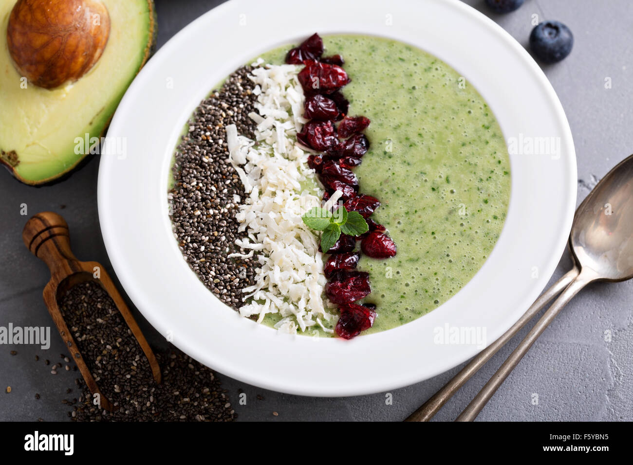 Frullato verde ciotola con banana, chia semi e cavoli freschi Foto Stock