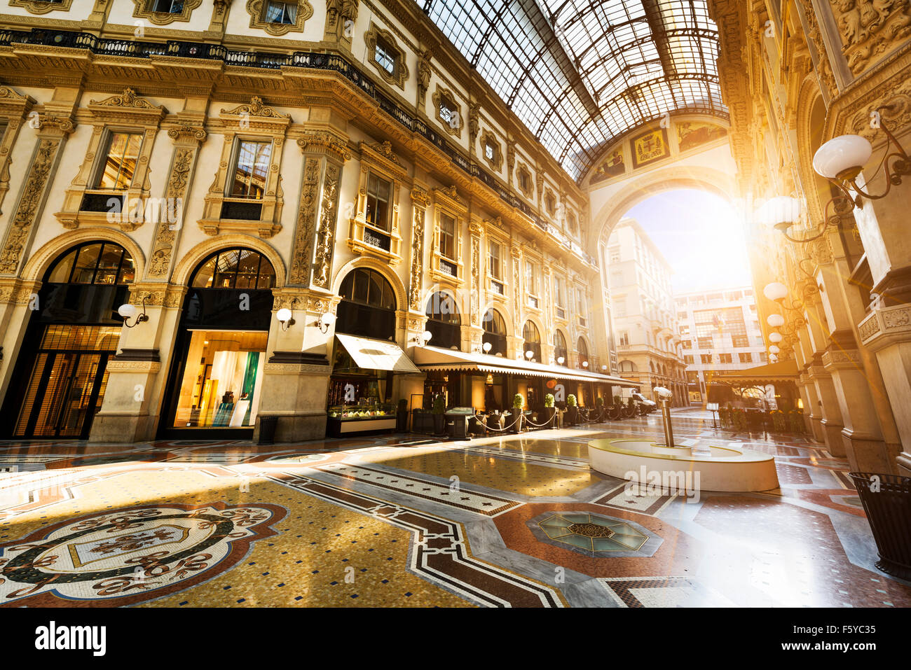 Milano, Italia - 29 agosto 2015: negozio di lusso in Galleria Vittorio Emanuele II a Milano, con assaggiato restau italiano Foto Stock