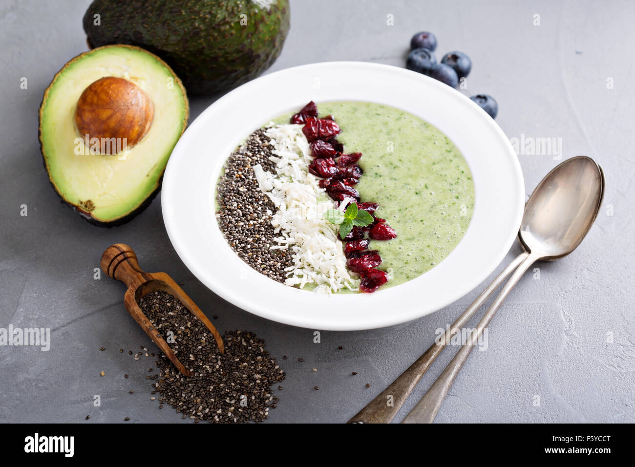 Frullato verde ciotola con banana, chia semi e cavoli freschi Foto Stock