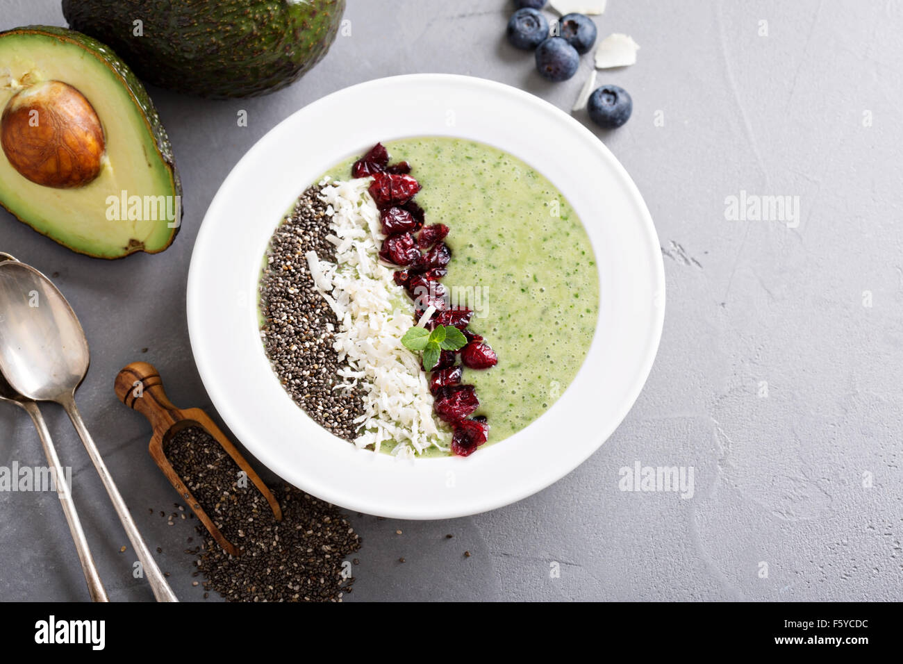 Frullato verde ciotola con banana, chia semi e cavoli freschi Foto Stock