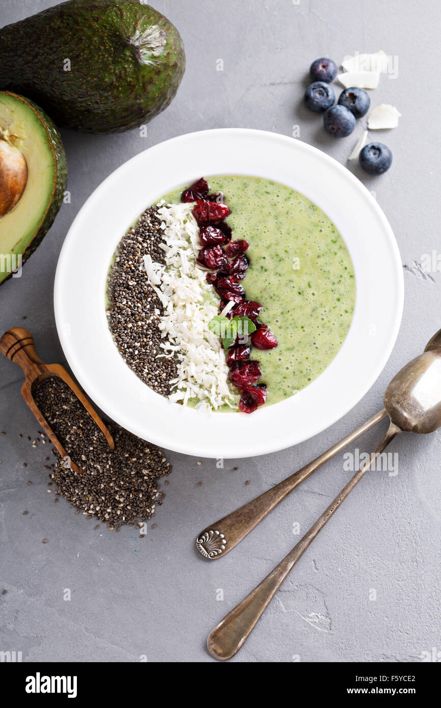 Frullato verde ciotola con banana, chia semi e cavoli freschi Foto Stock