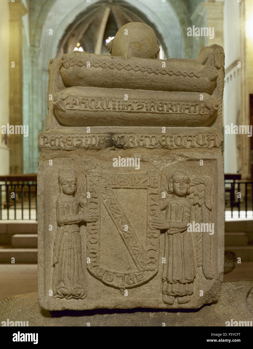 Fernan Perez de Andrade (d.1397). Il Cavaliere spagnolo. Tomba con rilievi raffiguranti la figura distesa del cavaliere e lo stemma della famiglia Andrade. San Francesco Chiesa. Betanzos. Spagna. Foto Stock