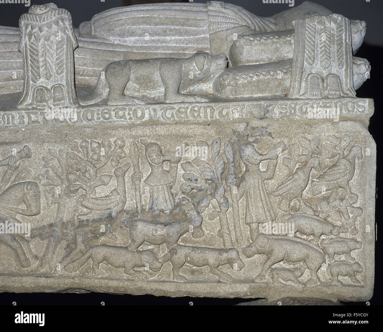 Fernan Perez de Andrade (d.1397). Il Cavaliere spagnolo. Tomba con rilievi raffiguranti la figura distesa del cavaliere e scene del cacciatore di cinghiali. San Francesco Chiesa. Betanzos. Spagna. Foto Stock