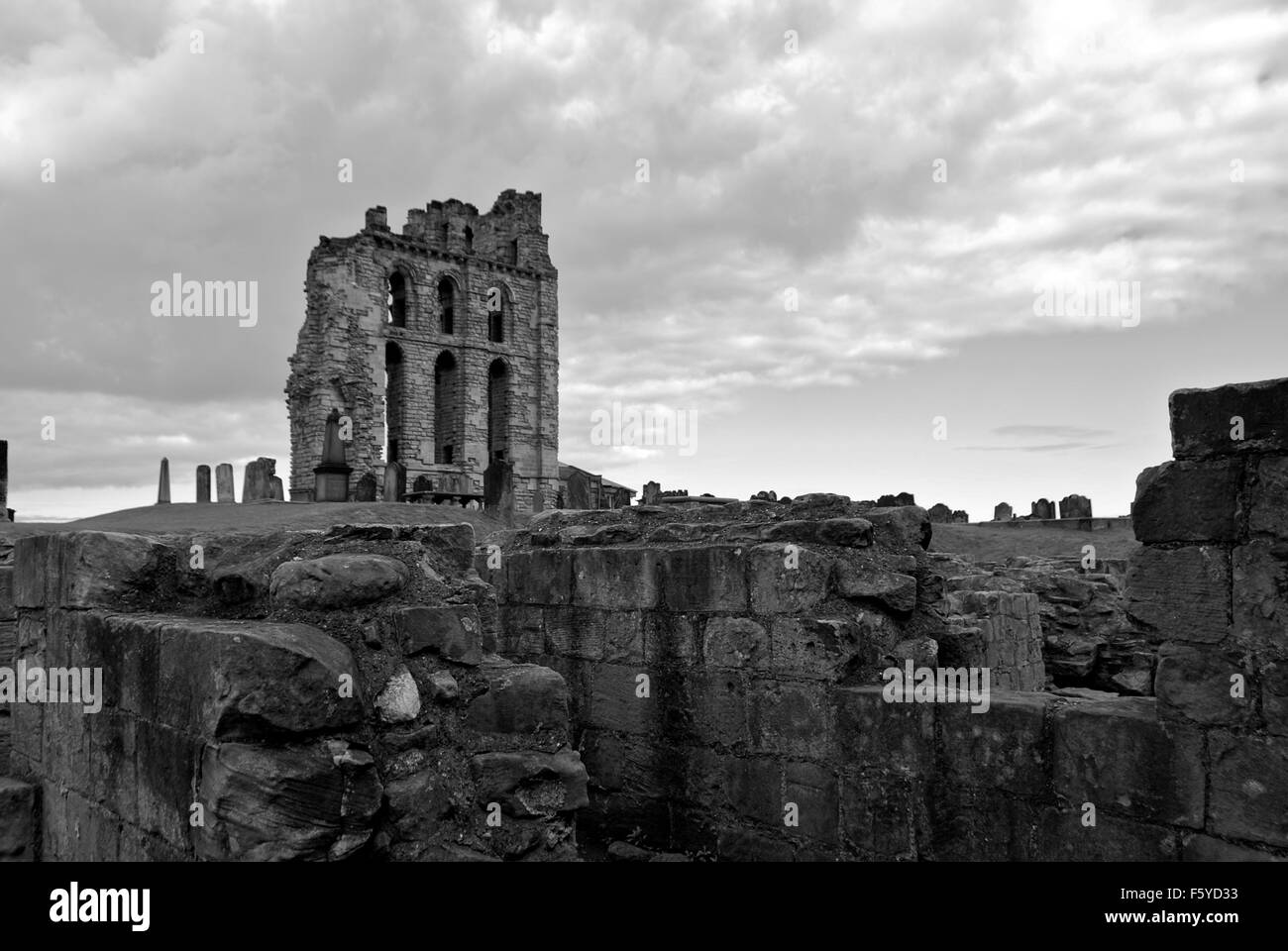 Castello di Tynemouth e Priory, nei pressi di Newcastle, si affaccia sul Mare del Nord e il fiume Tyne sulla costa del Nord Est Inghilterra Foto Stock