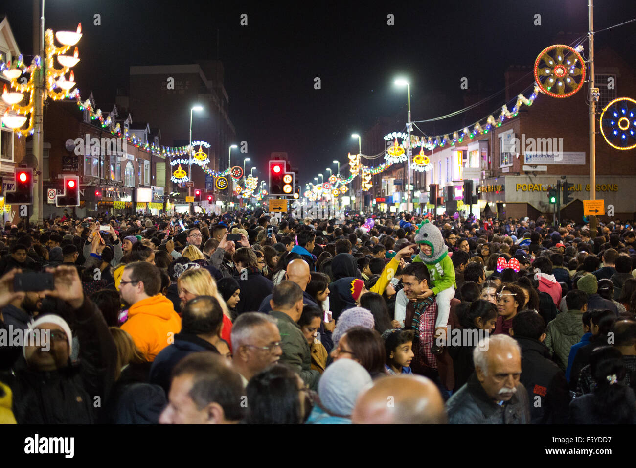Il Diwali luce 'switch sull' su Belgrave Road, Leicester. Il Festival della luce attira verso l'alto di 35 mila persone. Foto Stock