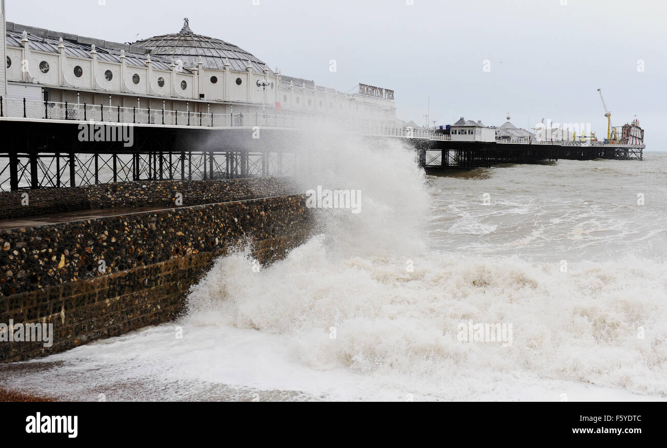 Brighton, Regno Unito. 10 Novembre, 2015. Onde infrangersi sul lungomare di Brighton presso il molo questa mattina come gales continuare a pastella la costa in tutta la Gran Bretagna Foto Stock