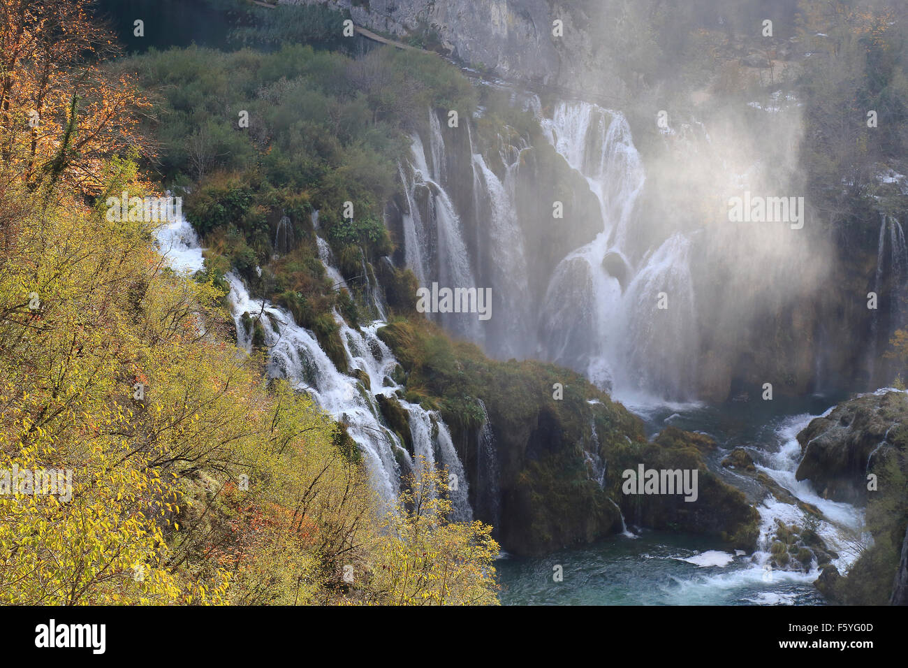 Cascata presso il Parco Nazionale dei Laghi di Plitvice, patrimonio mondiale dell UNESCO, Croazia, Europa Foto Stock