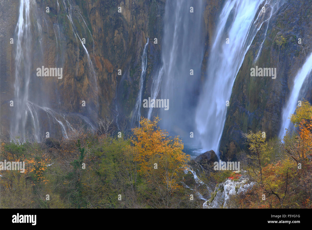 Cascata presso il Parco Nazionale dei Laghi di Plitvice, patrimonio mondiale dell UNESCO, Croazia, Europa Foto Stock
