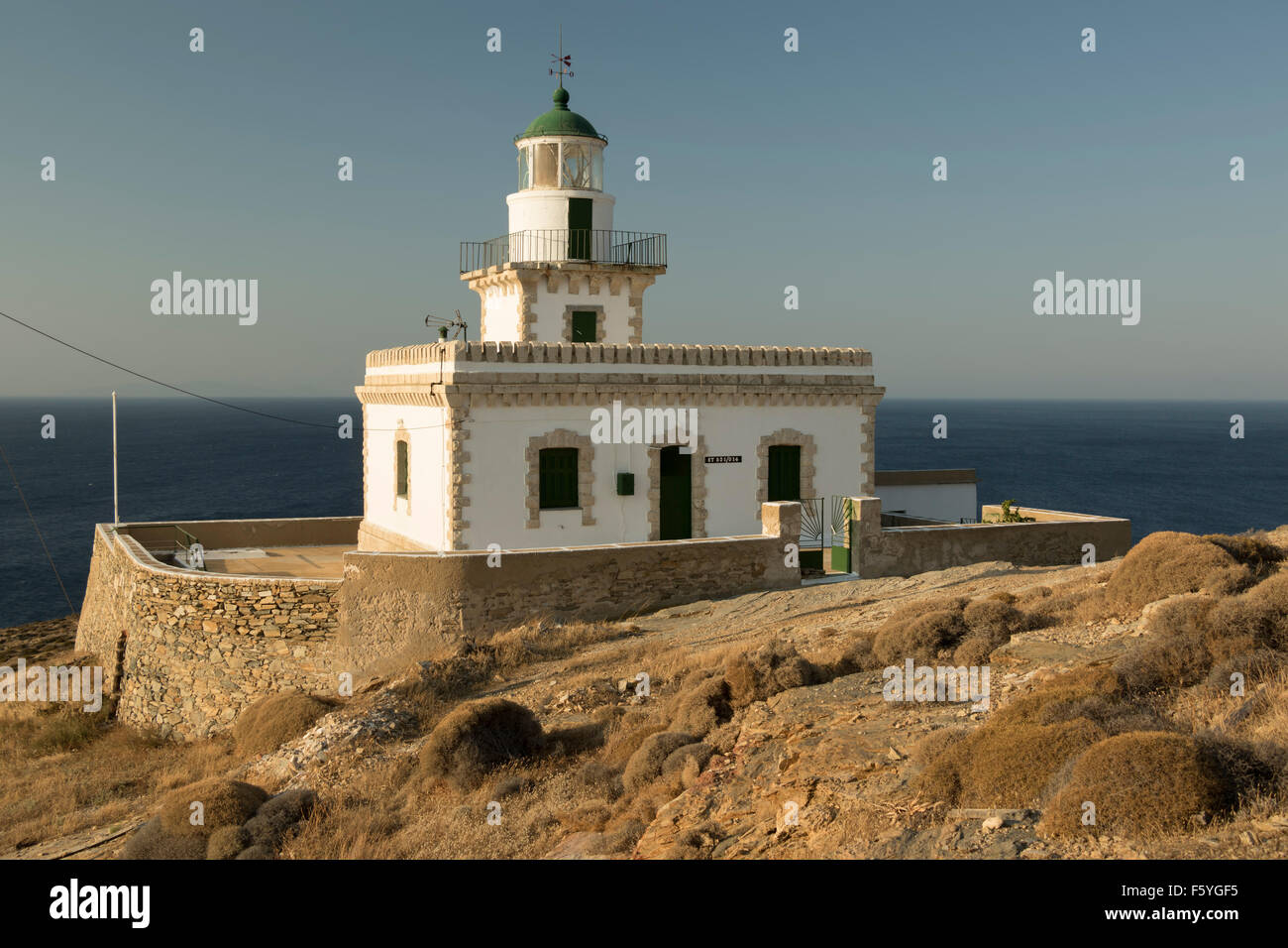 Un vecchio edificio del faro a Serifos Island, Grecia Foto Stock