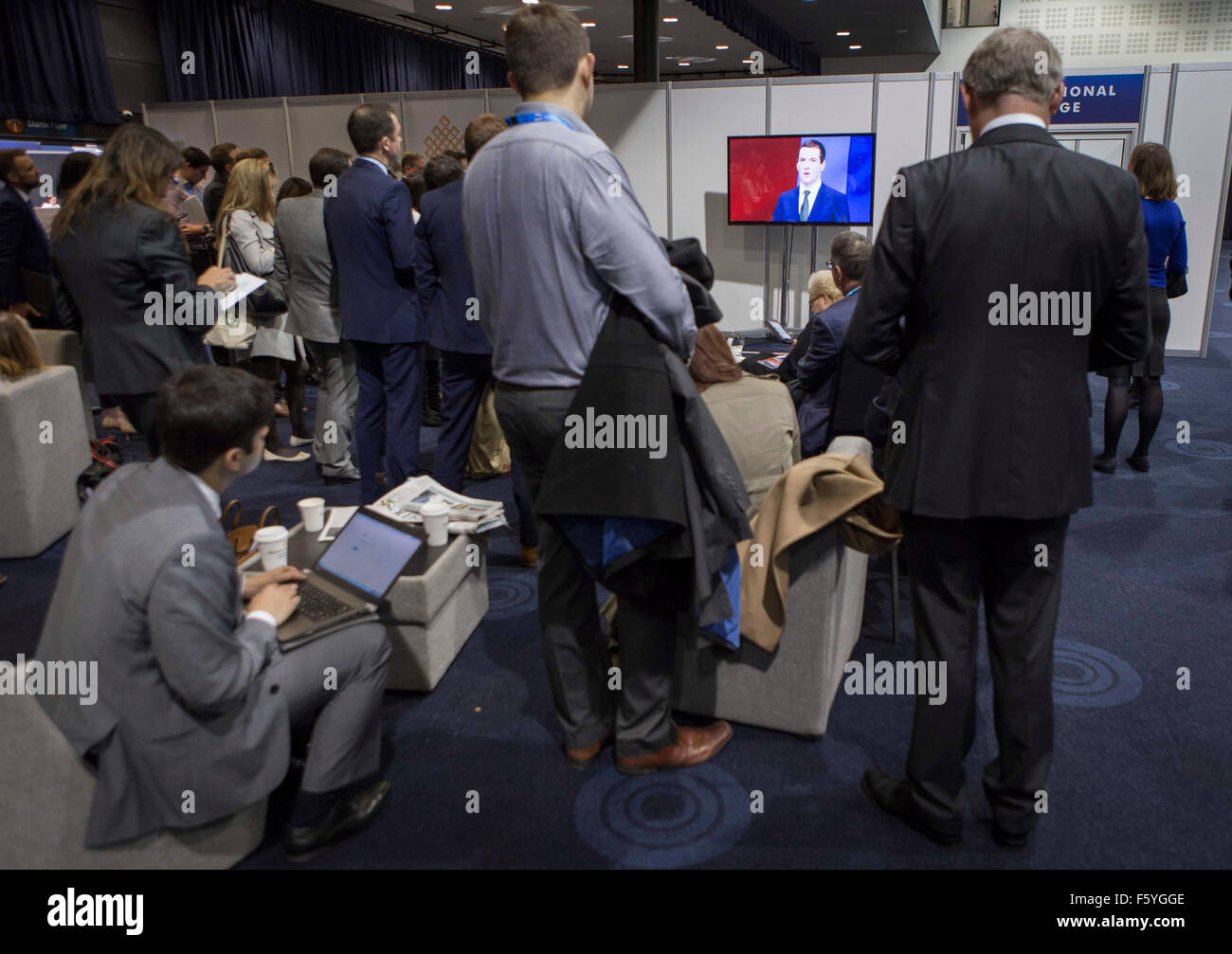 Congresso del Partito conservatore 2015. George Osborne offre il suo discorso giornalisti guarda il discorso nella sala stampa Foto Stock