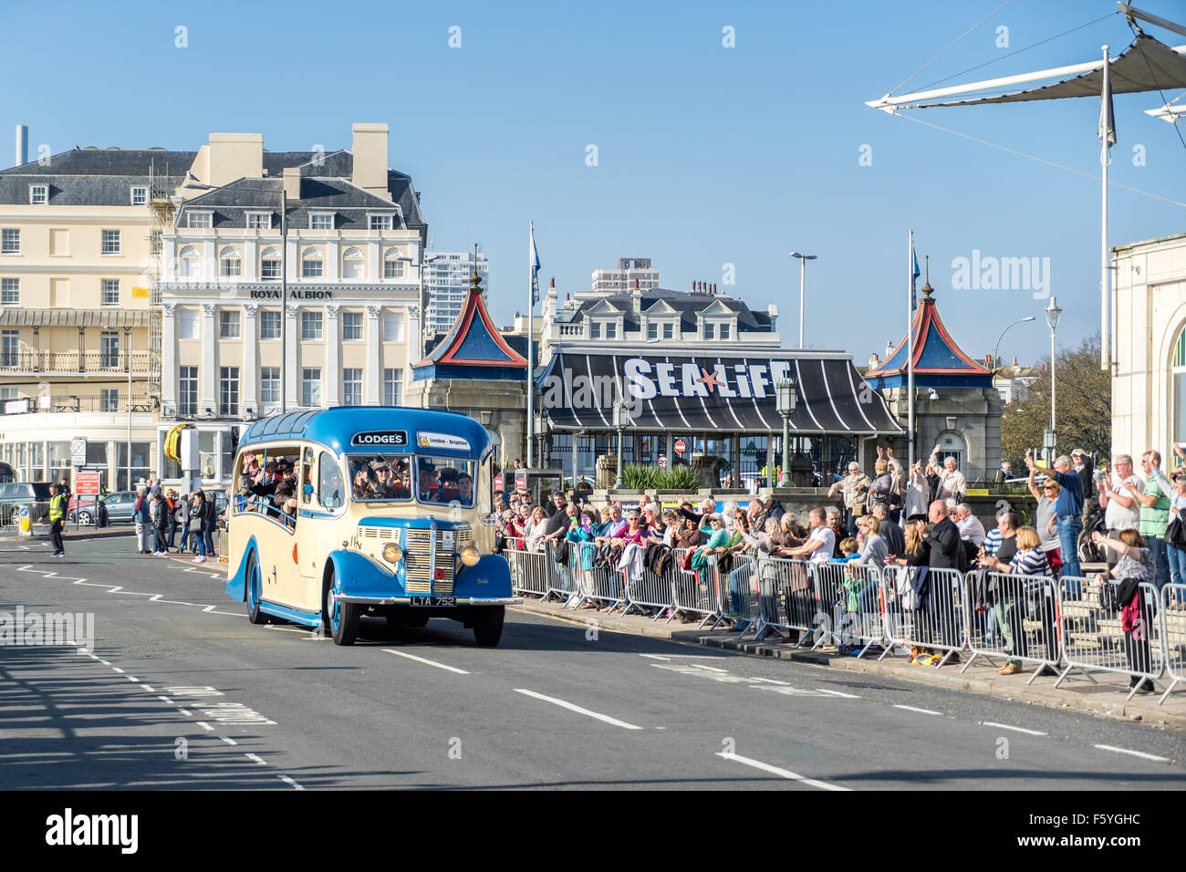 Il vecchio autobus avvicinando al traguardo della Londra a Brighton Veteran Car Run Foto Stock